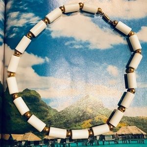 VINTAGE WHITE AND GOLD BEADED NECKLACE